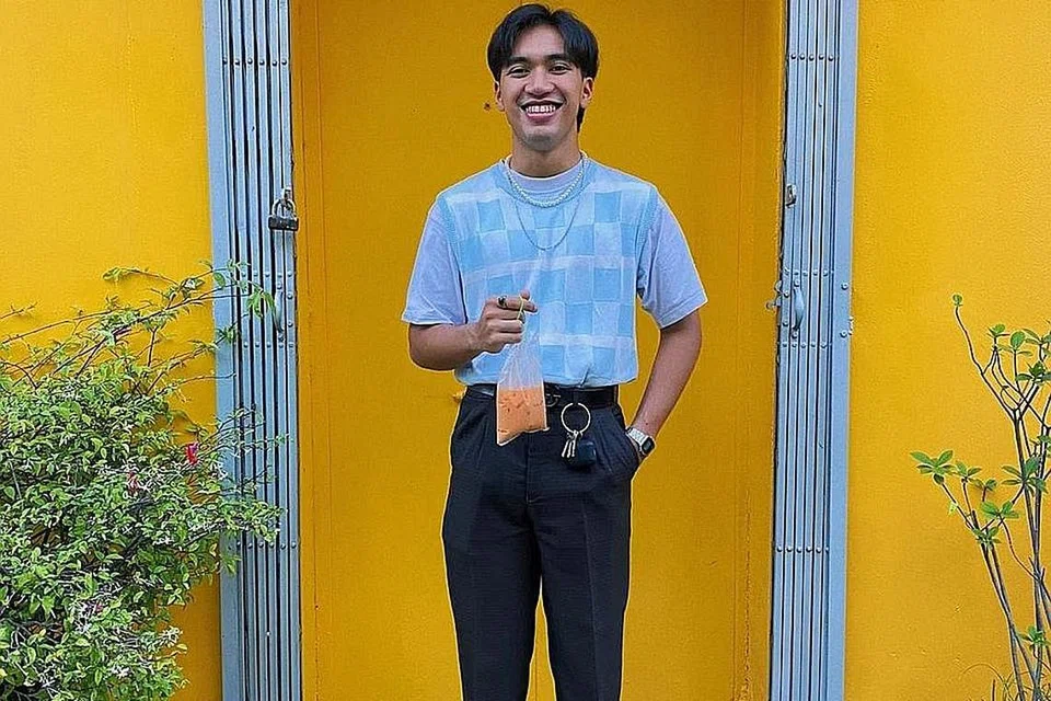 MINAT BIDANG MEDIA: Encik Luqmanul Hakim Mohamed Ismail mula memupuk minat dalam bidang kewartawanan sejak di maktab rendah dan gembira terpilih untuk menerima Biasiswa Kewartanwan SPH 2021. - Foto ihsan LUQMANUL HAKIM MOHAMED ISMAIL.