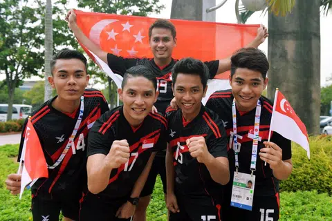 Pemain sepak takraw Singapura (barisan depan dari kiri) Muhammad A’Fif Safiee, Muhammad Hafiz Nor Izam Ja’afar, Muhammad Yassin Suhaimi, Muhammad Asri Aron dan Mohamad Farhan Amran (belakang) yang meraih pingat pertama mereka selepas lebih dua dekad dengan memenangi pingat perak dalam perlawanan akhir regu lelaki di Singapura Expo pada Jun 2015. Mereka menewaskan Filipina dengan keputusan 21-13, 21-11.