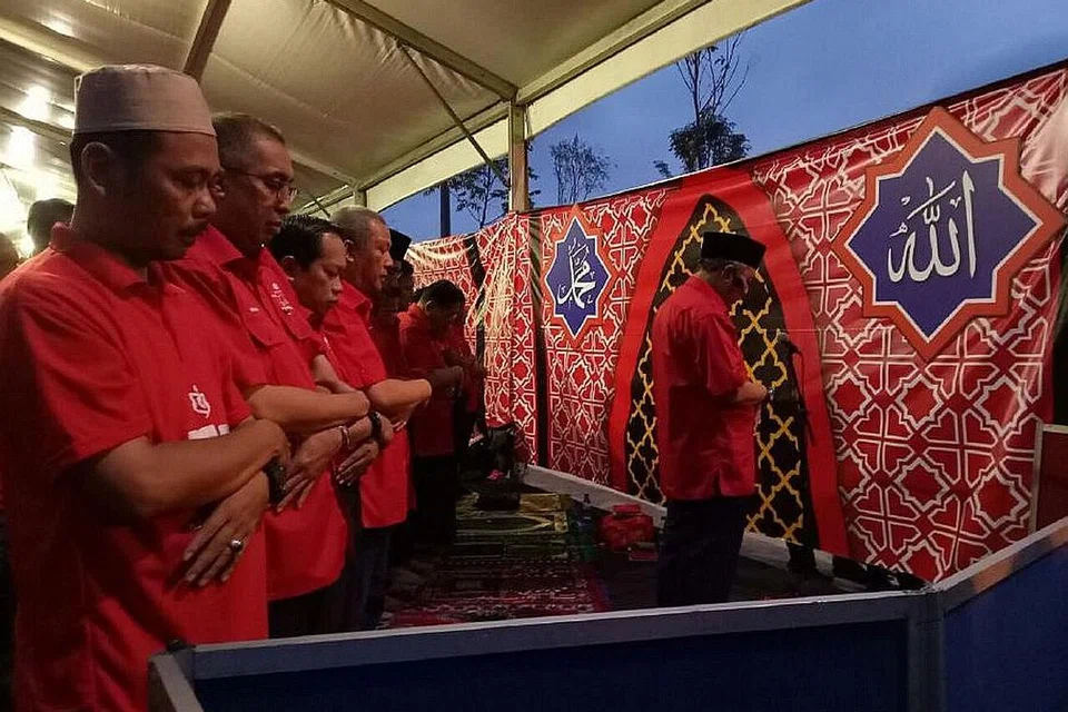 JADI IMAM: Dr Ahmad Zahid mengimamkan solat maghrib di surau yang disediakan di pekarangan stadium. - Foto NSTP