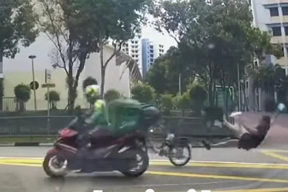 TERLANGGAR: Seorang penunggang motosikal dan seorang penunggang PAB bertembung di Achorvale Link menuju ke arah Anchorvale Street pada 12.15 tengah hari pada Sabtu.