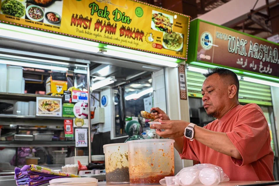 Pemilik Pak Din Nasi Ayam Bakar, Encik Osman Sudin, yang juga Pengerusi Persatuan Peniaga-peniaga Pasar Geylang Serai, membuat persiapan terakhir seperti menyediakan cili dan sambal sehari sebelum membuka gerainya semula pada 1 November.