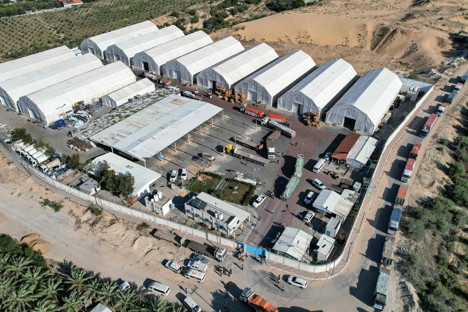 BANTUAN TIBA: Beberapa lori dari Mesir tiba di sebuah kemudahan simpanan di Khan Younis, selatan Gaza pada 21 Oktober selepas melepasi sempadan Rafah.