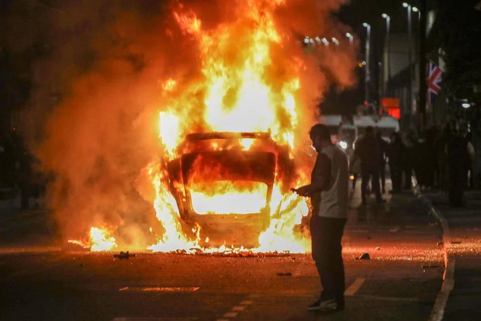 Sebuah kenderaan dibakar semasa demonstrasi anti-imigresen di Ballymena, Ireland Utara, pada 10 Jun 2025. Keganasan tercetus untuk malam kedua berturut-turut pada 10 Jun di bandar Ballymena selepas serangan bermotif perkauman susulan penahanan dua remaja lelaki yang didakwa cuba merogol seorang gadis muda. Ratusan penunjuk perasaan, kebanyakannya bertopeng, turun ke jalanan di Ballymena, melontar bom petrol dan batu bata, manakala polis bertindak balas menggunakan meriam air, menurut laporan wartawan AFP.