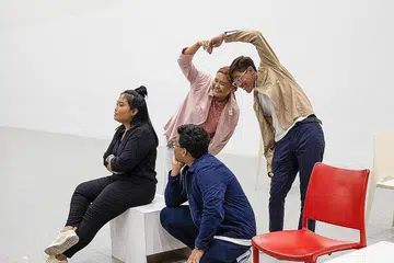 PEMENTASAN DRAMA: Anggota Kelab Budaya Melayu Politeknik Ngee Ann giat berlatih bagi pementasan drama Mencari Purnama II. Pementasan akan berlangsung di Taman Warisan Melayu pada 17 dan 18 November ini. Hasil jualan tiket juga akan diasalurkan kepada pihak sekolah untuk didermakan kepada NP Students Aid Fund yang akan akan membantu para pelajar yang kurang berkemampuan. - Foto POLITEKNIK NGEE ANN