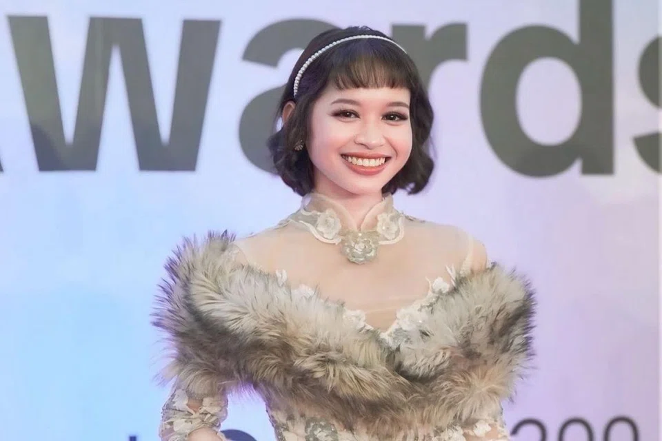 Pelakon baru Malaysia, Hana Tiha, atau nama sebenarnya, Nur Fatiha Natenan, yang juga cucu saudara pelakon veteran, Datuk Jalaluddin Hasan, bersedia mengubah penampilan secara mendadak demi memenuhi keperluan watak. Beliau ingin berjaya berbekal bakat dan usaha, berbanding mendapat tumpuan ekoran gosip semata-mata.