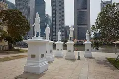 PERINGATI SUMBANGAN: Patung Sang Nila Utama, Tan Tock Seng, Munshi Abdullah dan Naraina Pillai 'menemani' patung Sir Stamford Raffles di tebing Sungai Singapura. Ia diadakan sempena acara Bicentennial Singapura - memperingati ulang tahun ke-200 pendaratan Raffles di negara ini. - Foto PEJABAT BICENTENNIAL SINGAPURA