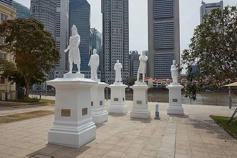 PERINGATI SUMBANGAN: Patung Sang Nila Utama, Tan Tock Seng, Munshi Abdullah dan Naraina Pillai 'menemani' patung Sir Stamford Raffles di tebing Sungai Singapura. Ia diadakan sempena acara Bicentennial Singapura - memperingati ulang tahun ke-200 pendaratan Raffles di negara ini. - Foto PEJABAT BICENTENNIAL SINGAPURA