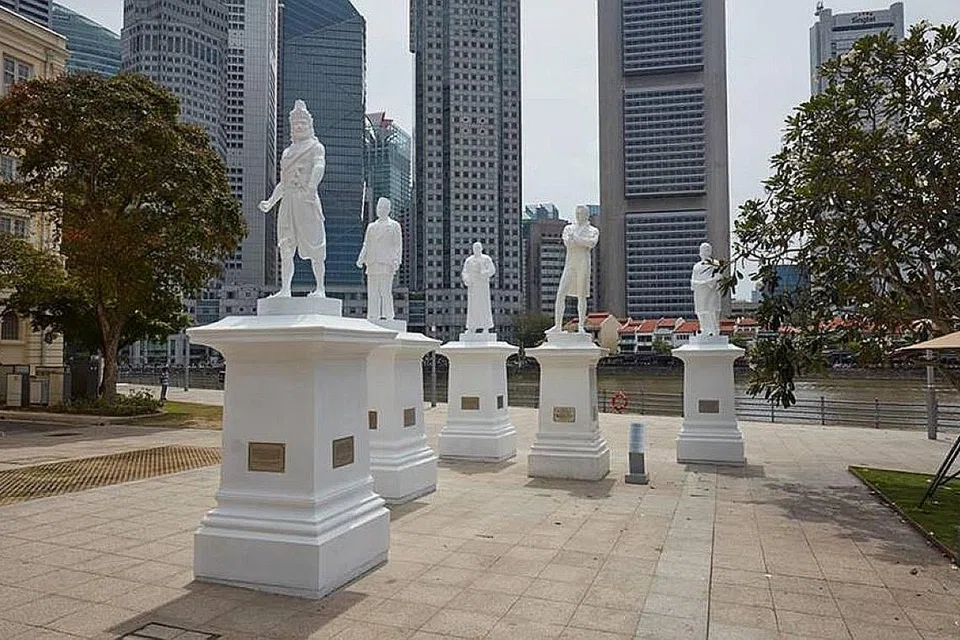 PERINGATI SUMBANGAN: Patung Sang Nila Utama, Tan Tock Seng, Munshi Abdullah dan Naraina Pillai 'menemani' patung Sir Stamford Raffles di tebing Sungai Singapura. Ia diadakan sempena acara Bicentennial Singapura - memperingati ulang tahun ke-200 pendaratan Raffles di negara ini. - Foto PEJABAT BICENTENNIAL SINGAPURA