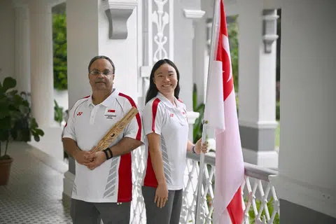 Perenang Gan Ching Hwee (kanan) dan atlet boling padang para Mawjit Singh Gurmet Singh (kiri) merupakan pembawa bendera bagi  kontinjen Singapura di Majlis Pembukaan Sukan Komanwel Glasgow. Temasya tersebut akan berlangsung pada 23 Julai hingga 2 Ogos.