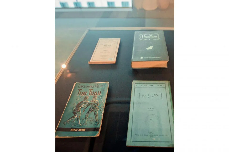 KHAZANAH SASTERA DAN BAHAN BACAAN: Buku lama ini sebahagian koleksi pameran pusat sumber MLCS. Antara buku itu ialah 'Kongres Bahasa Kebangsaan Singapura', 'Sejarah Alam Melayu', 'Hang Tuah' dan 'Laksamana Melayu Tun Tuah'. - Foto BH oleh IQBAL FAIZAL