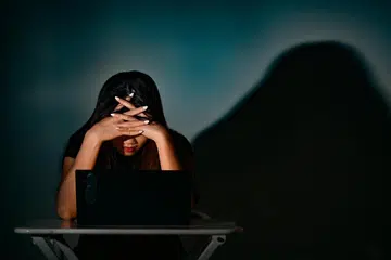 Perasaan terganggu akibat kata-kata yang menyakitkan hati.