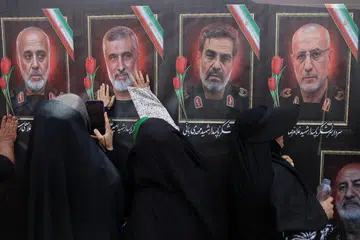 Rakyat Iran menghadiri upacara pengebumian komander tentera, saintis nuklear dan individu lain yang terkorban dalam serangan Israel, di Teheran, Iran, pada 28 Jun 2025.