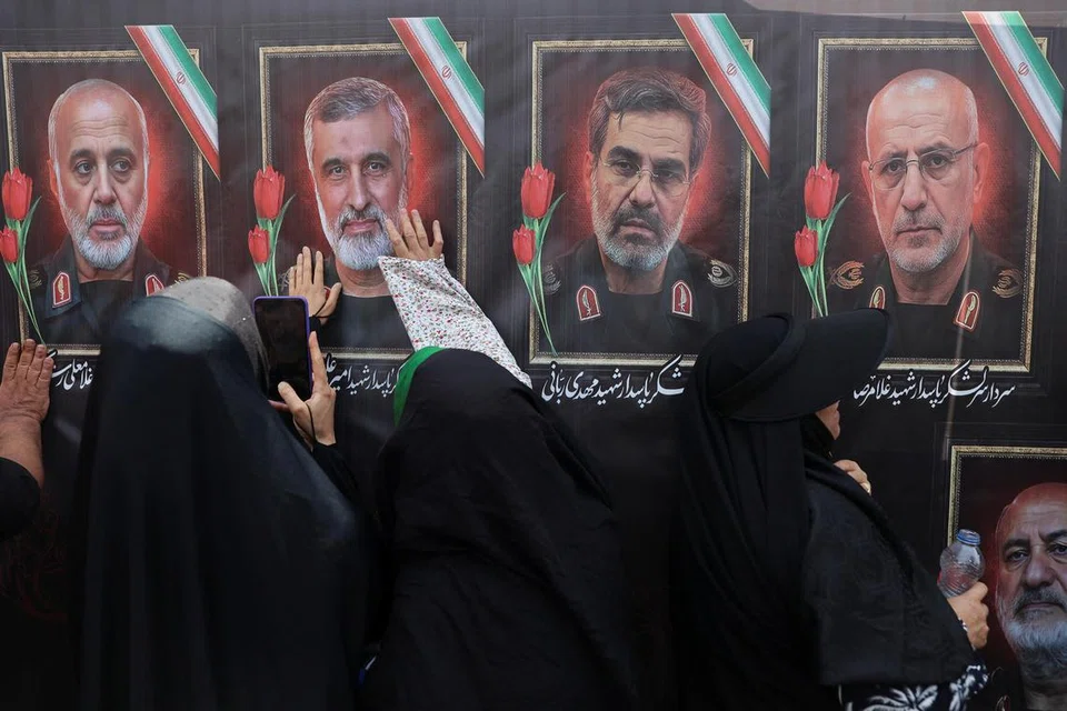 Rakyat Iran menghadiri upacara pengebumian komander tentera, saintis nuklear dan individu lain yang terkorban dalam serangan Israel, di Teheran, Iran, pada 28 Jun 2025.