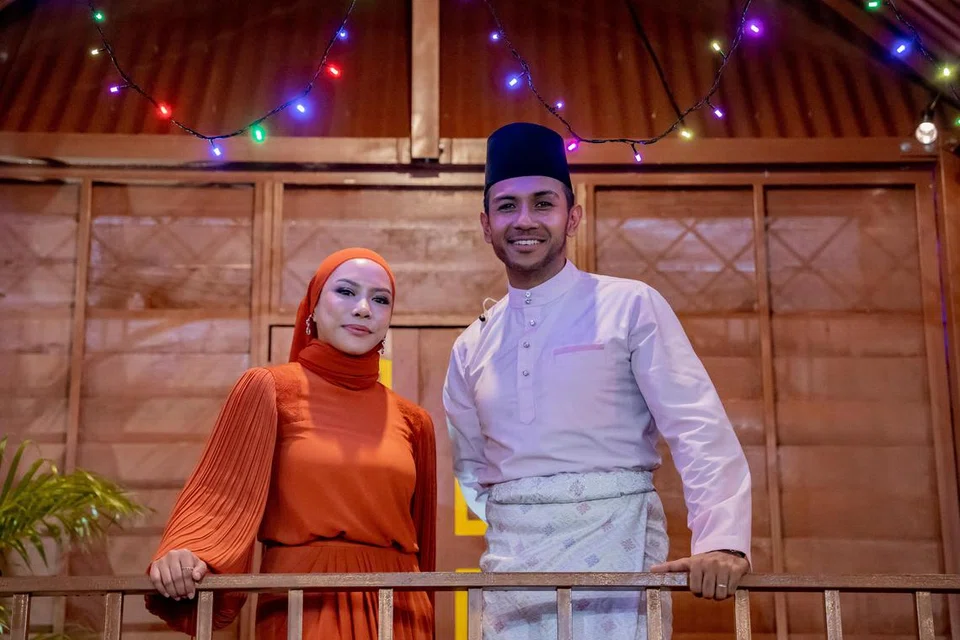 
Pengasas Naezily, Cik Miza Nazili Ghazali dan penyanyi Taufik Batisah bergabung dalam pelancaran koleksi khas fesyen Raya 2024, naezily X taufikbatisah di wadah naezily.com.