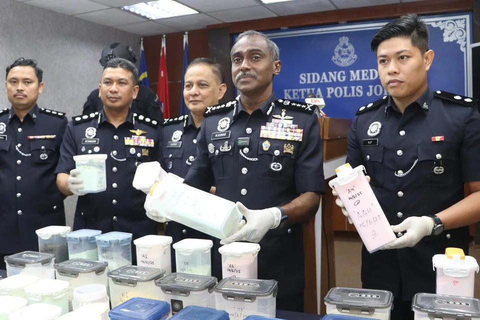 Ketua Polis Johor, Datuk M Kumar (dua dari kanan), menunjukkan dadah yang dirampas dalam satu operasi polis di Mutiara Rini, Johor Bahru.