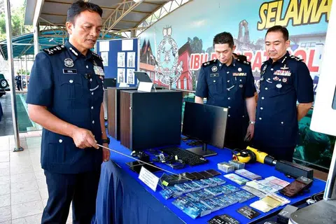 Polis, police, Malaysia, sindiket, syndicate, kad debit, debit card