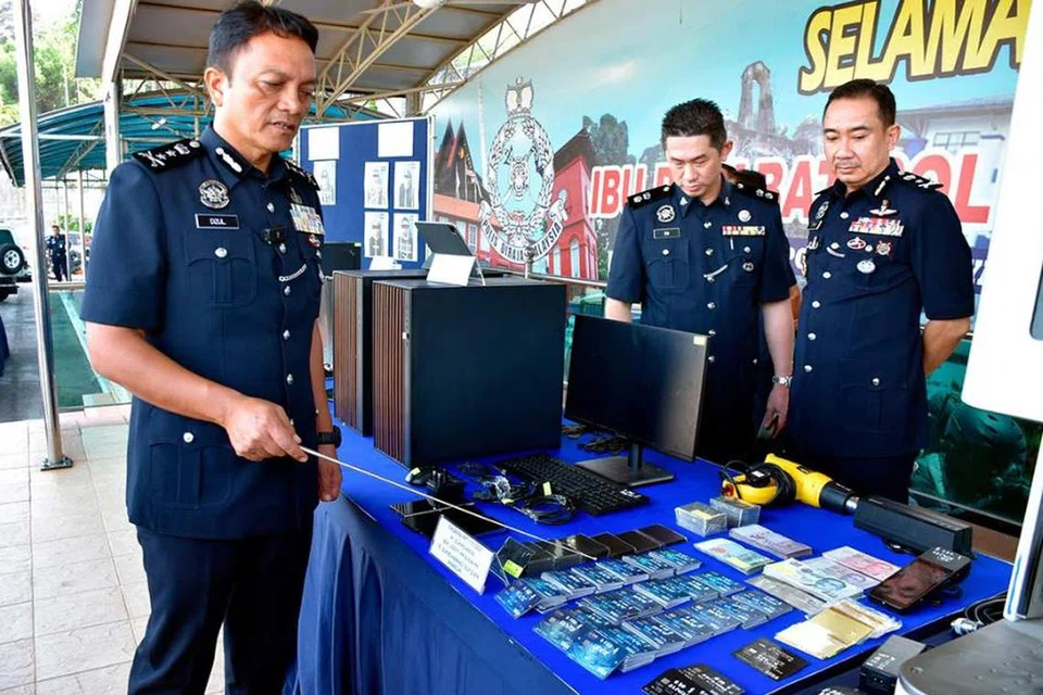 Polis, police, Malaysia, sindiket, syndicate, kad debit, debit card