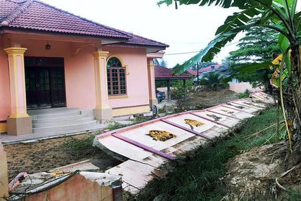 PAGAR BATU PUN BOLEH TUMBANG: Rumah serba indah di Gerong, Tumpat, hilang serinya apabila pagar batunya roboh dalam kejadian banjir sekitar dua minggu lalu. 