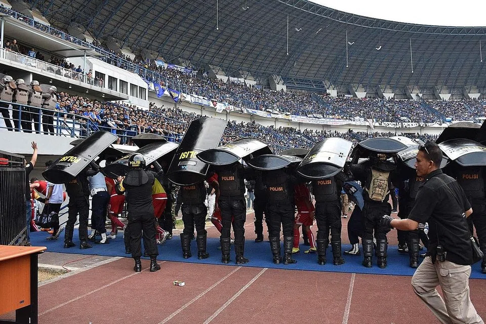 MASIH ADA MASALAH: Selain gejala rasuah dalam bola sepak, sukan itu juga terus dicemari dengan isu keganasan penyokong khususnya pergaduhan antara penyokong kelab bola sepak negara itu. - Foto AFP