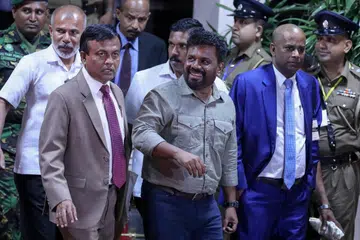 Presiden baru Sri Lanka, Encik Anura Kumara Dissanayake (tengah), meninggalkan Suruhanjaya Pilihan Raya Sri Lanka selepas pengumuman keputusan pilihan raya di Colombo, pada 22 September.