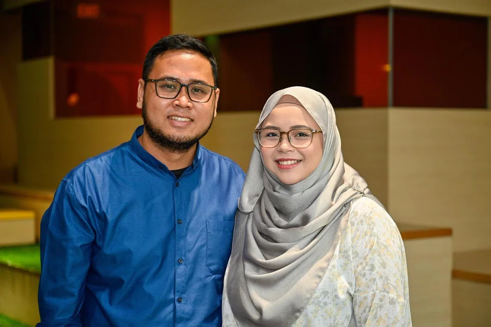 Cik Zoey Zuaswina Zupri bersama suaminya, Encik Nur Muhammad Ifwat, menyertai kursus di Akademi Pendidikan dan Latihan Berterusan ( CET) Politeknik Ngee Ann (NP) dengan Diploma Pengurusan Gunaan untuk Tempat Kerja Masa Depan (DMFW).