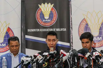 KEPUTUSAN DEMI KESIHATAN: Datuk Lee Chong Wei (tengah), yang diapit Presiden Persatuan Badminton Malaysia, Datuk Norza Zakaria (kiri) dan Menteri Belia dan Sukan Malaysia, Syed Saddiq Syed Abdul Rahman, tidak dapat menahan sebaknya ketika mengumumkan persaraan di hadapan pihak media dalam satu sidang media di Putrajaya kelmarin. - Foto EPA-EFE