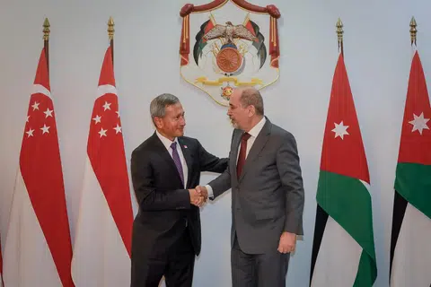 Dr Vivian Balakrishnan (kiri) bersama Timbalan Perdana Menteri Jordan dan Menteri Ehwal Luar Jordan, Encik Ayman Safadi, di Amman pada 16 Mac.