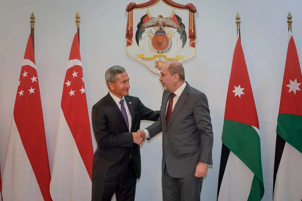 Dr Vivian Balakrishnan (kiri) bersama Timbalan Perdana Menteri Jordan dan Menteri Ehwal Luar Jordan, Encik Ayman Safadi, di Amman pada 16 Mac.