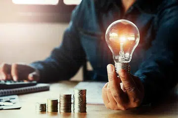 MENCARI CARA KURANGKAN BELANJA: Dalam sekitaran inflasi ini, keluarga boleh teliti perbelanjaan mana yang boleh dikurangkan agar tidak membebankan kewangan keluarga. - Foto hiasan ISTOCKPHOTO