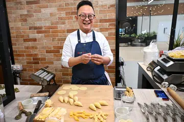 Cef Muhammad Imran Sani, yang lebih dikenali sebagai Pasta Nerd, giat memperkenalkan seni pembuatan pasta artisanal melalui pelbagai bentuk unik dan teknik tradisional Italy.
