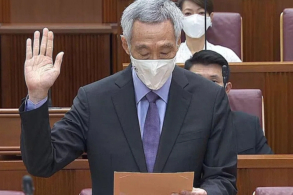 TERAJU PEMERINTAH: Perdana Menteri, Encik Lee Hsien Loong, mengangkat sumpah di pembukaan sidang Parlimen ke-14 semalam. - Foto GOV.SG 