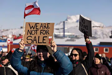 Sekumpulan penunjuk perasaan berhimpun di hadapan Konsulat Amerika Syarikat di Nuuk sambil mengangkat slogan “Greenland milik rakyat Greenland”, sebagai tanda bantahan terhadap campur tangan dan tekanan politik yang semakin meningkat dari Washington.
Protes aman itu berlangsung ketika ketegangan antara Greenland dan pentadbiran Presiden Donald Trump terus memuncak. Peserta demonstrasi membawa sepanduk dan melaungkan slogan yang menegaskan hak kedaulatan rakyat Greenland ke atas tanah air mereka.