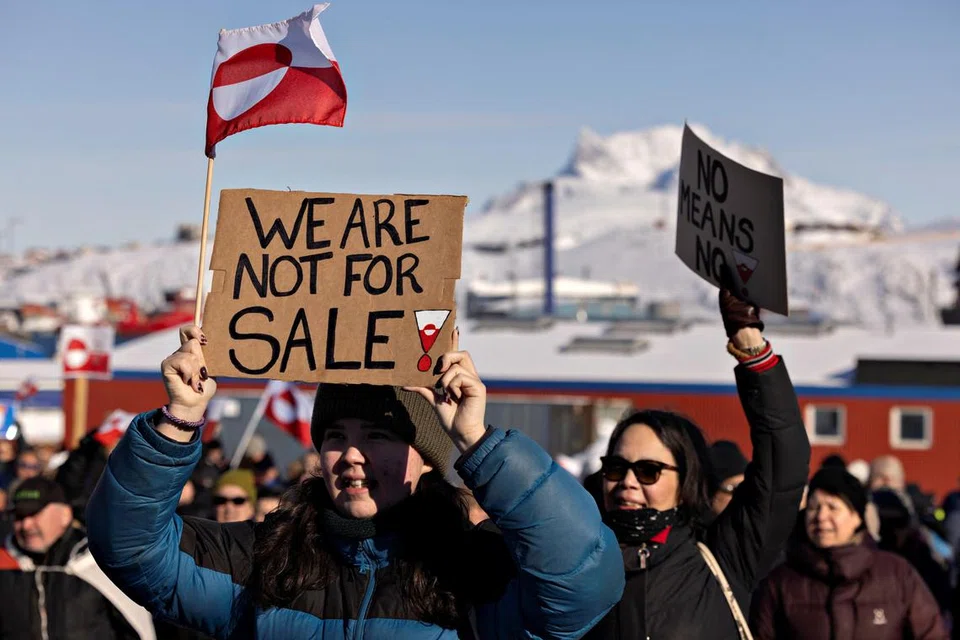Sekumpulan penunjuk perasaan berhimpun di hadapan Konsulat Amerika Syarikat di Nuuk sambil mengangkat slogan “Greenland milik rakyat Greenland”, sebagai tanda bantahan terhadap campur tangan dan tekanan politik yang semakin meningkat dari Washington.
Protes aman itu berlangsung ketika ketegangan antara Greenland dan pentadbiran Presiden Donald Trump terus memuncak. Peserta demonstrasi membawa sepanduk dan melaungkan slogan yang menegaskan hak kedaulatan rakyat Greenland ke atas tanah air mereka.