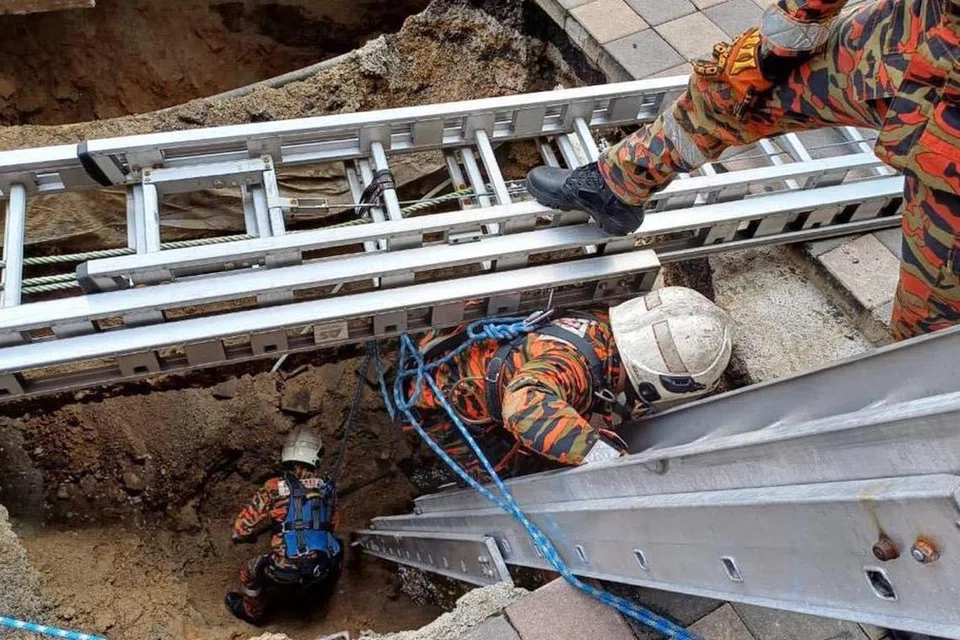 Anggota Jabatan Bomba dan Penyelamat Malaysia giat menjalankan kerja mencari dan menyelamat seorang wanita warga India yang dipercayai tertimbus ke dalam lubang sedalam 10 meter selepas berlaku mendapan tanah di siar kaki kawasan pelancongan di Masjid India, Kuala Lumpur, pada pagi 23 Ogos.
