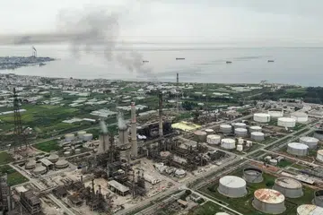 Kemudahan minyak di loji penapisan Pelabuhan Baniyas di pesisir Laut Mediterranean, Syria, pada 15 April 2026. Iraq, Syria dan Amerika Syarikat merancang menghidupkan semula saluran paip Kirkuk-Baniyas bagi mewujudkan laluan eksport minyak alternatif ke Mediterranean serta mengurangkan kebergantungan Iraq kepada Selat Hormuz. Projek itu dijangka memerlukan kerja pembinaan semula besar-besaran sebelum dapat beroperasi semula.