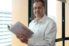 HARAP LEGASI BERKEKALAN: Encik Gamal Angullia berharap buku 'Indian Muslims in Singapore: History, Heritage and Contributions' mendorong anak-anaknya dan keluarga Angullia lain mencontohi cici-ciri seperti bekerja keras serta bijak melabur dan berniaga demi meneruskan legasi dermawan nenek moyang mereka. - Foto BH oleh KHALID BABA