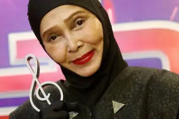BERKORBAN DEMI SENI: Noor Kumalasari meraih Anugerah Pencapaian Sepanjang Hayat di pentas Anugerah Bintang Popular Berita Harian (ABPBH) di atas sumbangannya pada pelbagai cabang seni daripada bidang 'modelling', seni suara, pengacaraan dan lakonan. - Foto BERITA HARIAN MALAYSIA
