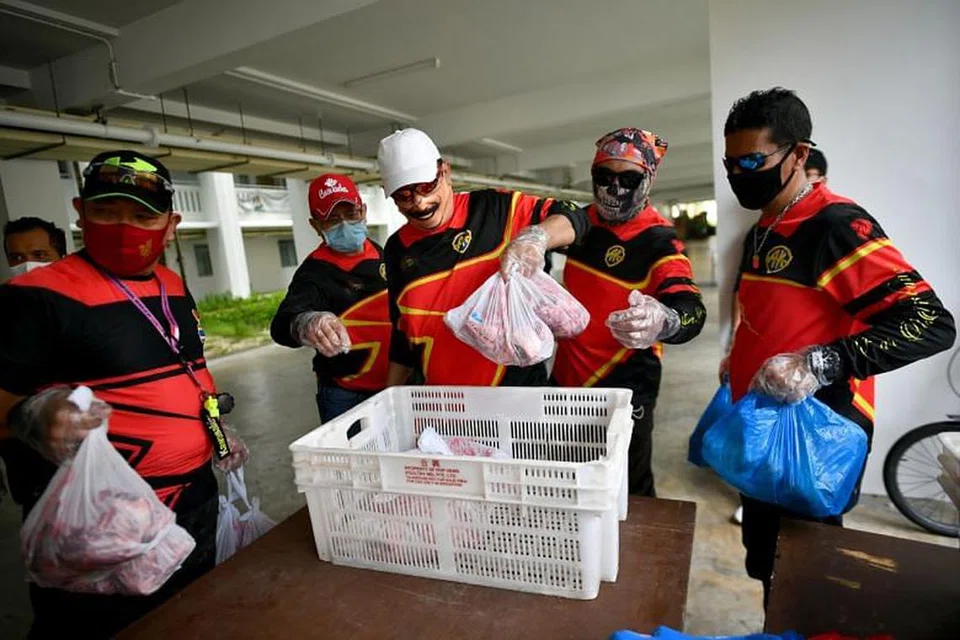AGIH DAGING KORBAN: Sukarelawan mengagihkan daging korban di Blok 182 Rivervale Crescent pada Sabtu 15 Ogos 2020.