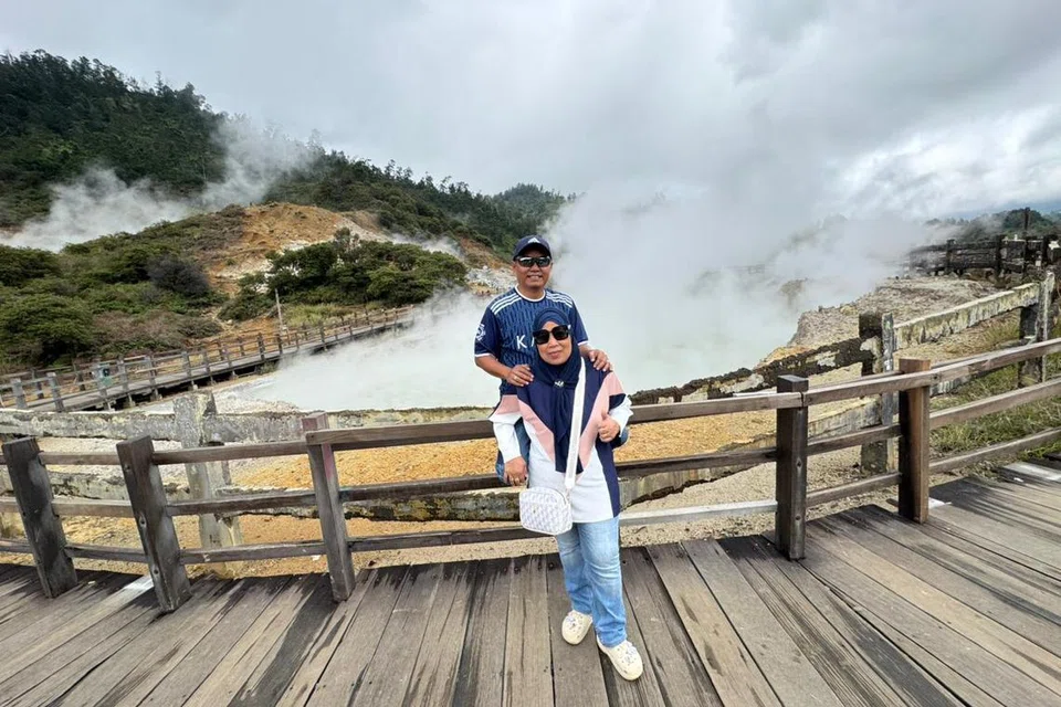 Kawah sulfur, Encik Mustaffa Yaakub, dan isterinya, Cik Masita Asmawi, bergambar di Kawah Sikidang yang merupakan sebuah kawah sulfur yang masih aktif. 