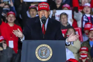 TERUS BERKEMPEN: Encik Trump (atas) dilihat berucap di depan penyokong di Rome, Georgia, sementara Encik Biden melakukan rapat pilihan raya di Philadelphia, Pennsylvania. - Foto EPA-EFE