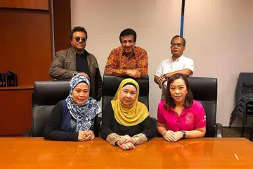TENAGA PENGANJUR KONSERT: (Berdiri di belakang, dari kiri) Azlan M.Said, Yusof Ahmad dan Razz Salem. Duduk dari kiri ialah Herdawatie, Habibah Haron yang juga dikenali sebagai Lela Manja dan Rina Sidek. - Foto ISMAWATI ISMAIL dan fail