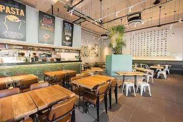 MAKAN DAN SANTAI: Tenderbest Makcik Tuckshop menyajikan pelbagai makanan bertemakan nostalgia 'tuckshop' pada harga berpatutan dalam suasana yang santai. - Foto TENDERFRESH GROUP