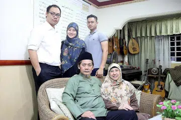 PENTINGKAN PELAJARAN ANAK: Encik Suratman Rosidi dan isterinya, Cik Mardiana Nazaruddin, bersama anak mereka, (dari kiri) Encik ShurhanulBayan, penuntut sambilan Universiti Sains Kemasyarakatan Singapura (SUSS) dalam jurusan psikologi, Cik Shurhanah Audra Baiyinah, yang baru lulus Institut Teknologi Singapura (SIT) dengan sarjana muda sains dengan kepujian dalam jurusan makanan dan pemakanan manusia, dan Encik SyukroinulFurqon, pelajar Institut Pendidikan Teknikal (ITE) Kolej Timur. - Foto ihsan SHURHANAH AUDRA BAIYINAH SURATMAN