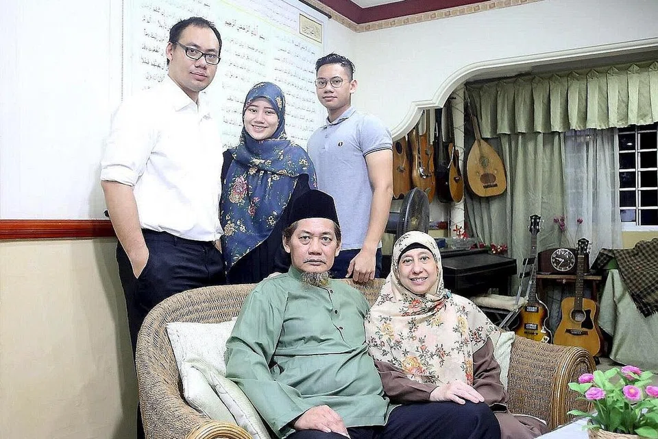 PENTINGKAN PELAJARAN ANAK: Encik Suratman Rosidi dan isterinya, Cik Mardiana Nazaruddin, bersama anak mereka, (dari kiri) Encik ShurhanulBayan, penuntut sambilan Universiti Sains Kemasyarakatan Singapura (SUSS) dalam jurusan psikologi, Cik Shurhanah Audra Baiyinah, yang baru lulus Institut Teknologi Singapura (SIT) dengan sarjana muda sains dengan kepujian dalam jurusan makanan dan pemakanan manusia, dan Encik SyukroinulFurqon, pelajar Institut Pendidikan Teknikal (ITE) Kolej Timur. - Foto ihsan SHURHANAH AUDRA BAIYINAH SURATMAN