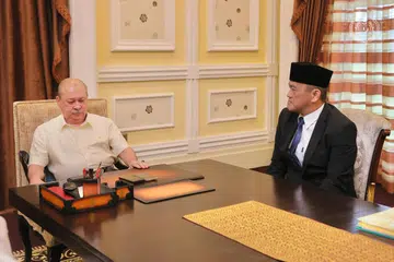 Dr Chai Kee Kan (kanan) menghadap Sultan Ibrahim di Istana Negara bagi memohon ampun berhubung isu penjualan stoking tertera kalimah ‘Allah’.