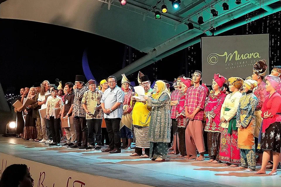 BERKUMPUL BERSAMA: Acara penutup disertai semua yang mengambil bahagian. - Foto ERA DANCE THEATRE
