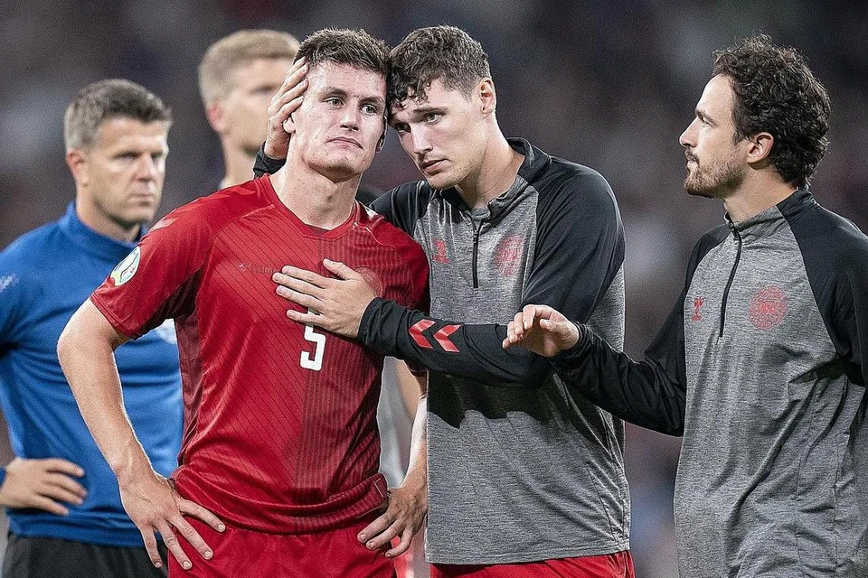 SEDIH: Pemain Denmark kecewa dengan kekalahan mereka. - Foto EFA-EPE