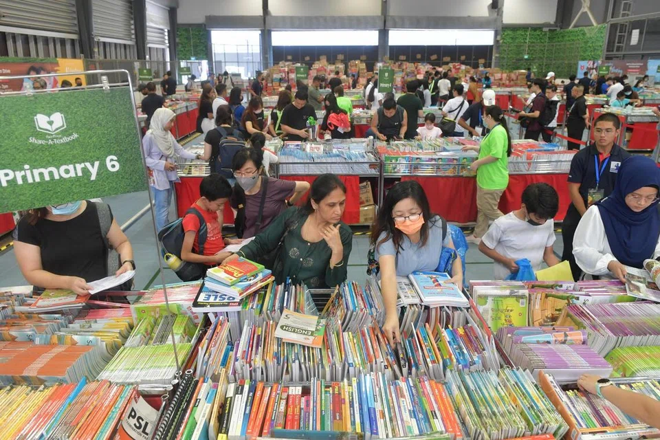 Kempen Share-A-Textbook FairPrice Group, yang  pertama kali dilancarkan pada 1982, telah memanfaatkan hampir 300,000 pelajar daripada keluarga kurang bernasib baik.