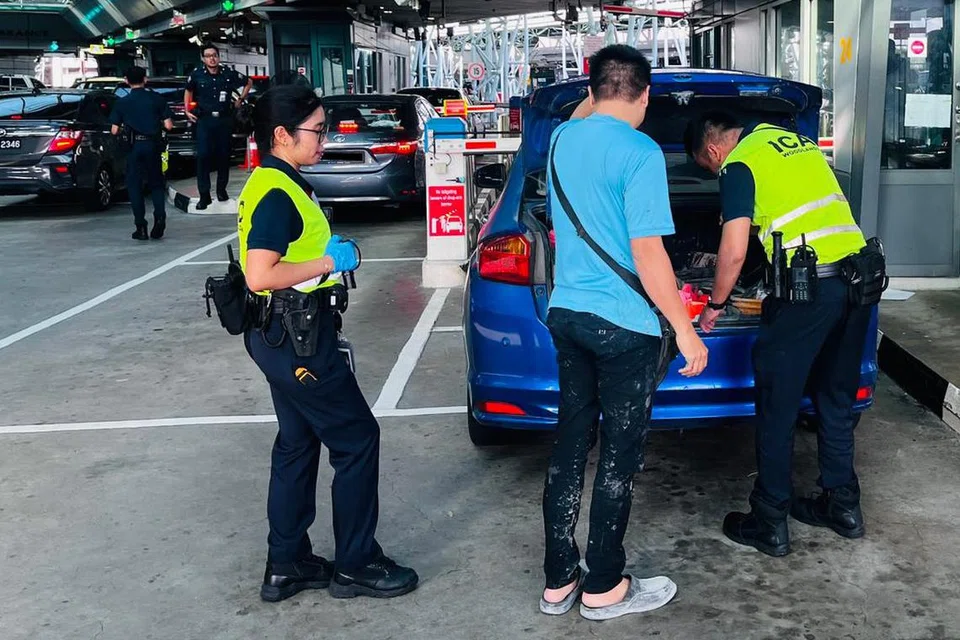 Pegawai Penguasa Imigresen dan Pusat Pemeriksaan (ICA) memeriksa kereta pengembara untuk mencegah kemasukan individu dan barangan yang diseludup, tidak sah atau tidak diingini.