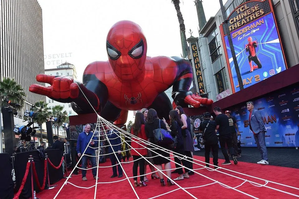 BUKAN LAGI ADI WIRA: Dalam gambar fail yang diambil pada Jun lalu, patung raksasa Spider-Man dipamerkan di atas permaidani merah bagi tayangan perdana Spider-Man: Far From Home di Hollywood. Filem adi wira Marvel ini berkemungkinan 'ditinggalkan' watak terkenal Spider-Man selepas rundingan tentang 'perkongsian perolehan' gagal dimuktamadkan antara studio milik Disney dengan pesaing Sony, menurut media Hollywood dalam laporan pada 20 Ogos.- Foto AFP